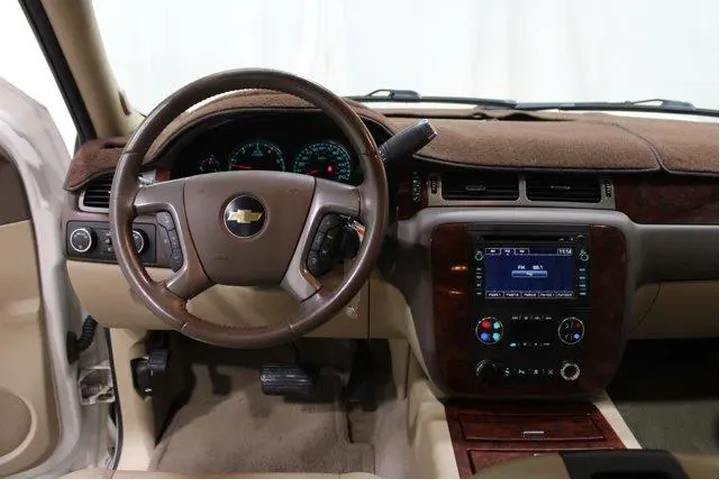 $16982 : Chevrolet Suburban 2011 4x4 image 2