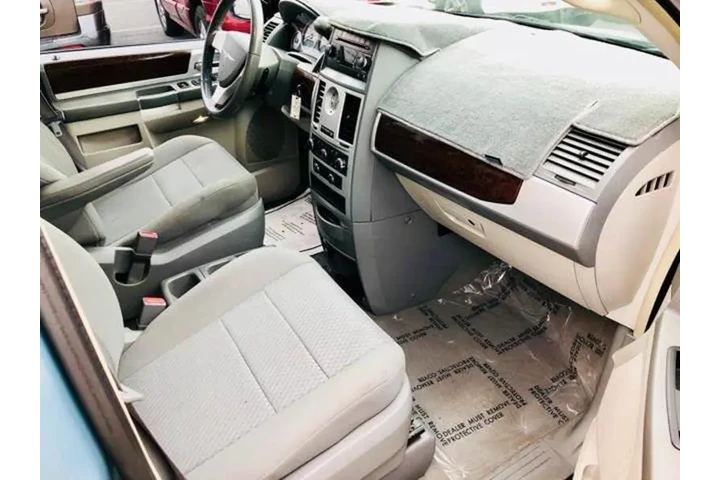 2010 Town and Country Touring image 4