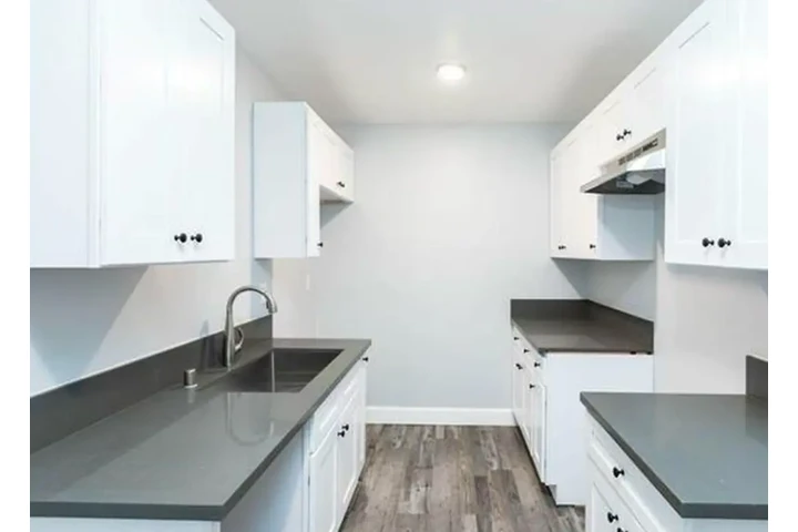 $1900 : 2 Bed 2 Bath Apt in South, LA image 5
