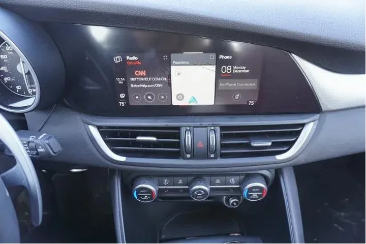 $28988 : Alfa Romeo Giulia 2022 Ti 4d image 8