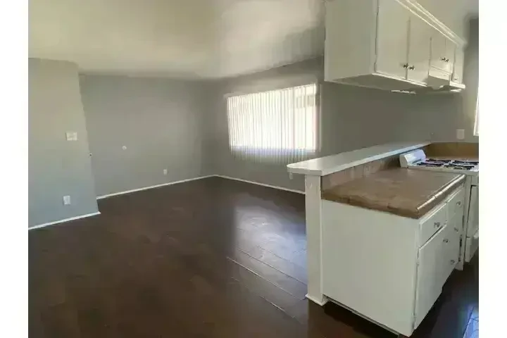 $1795 : HAWTHORNE Y INGLEWOOD A image 3