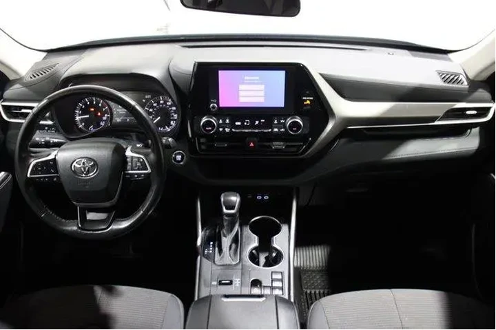 $35896 : Toyota Highlander 2023 LE 4d image 2