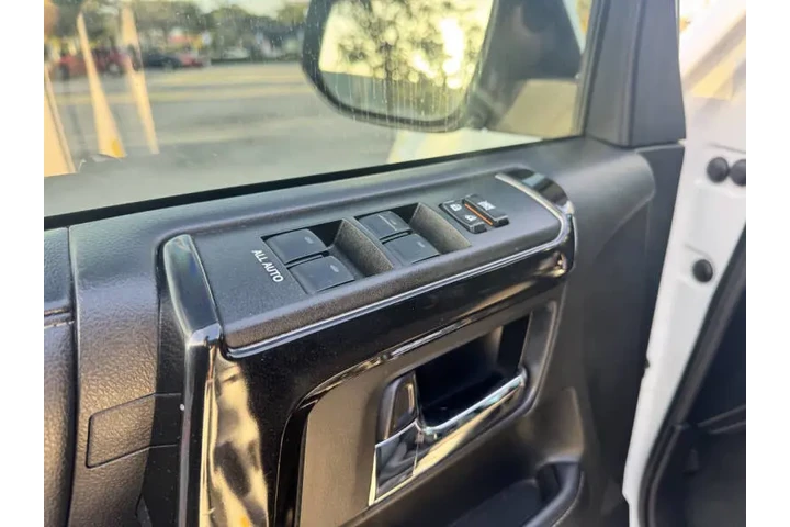 $30699 : 2019 4Runner SR5 Premium image 10