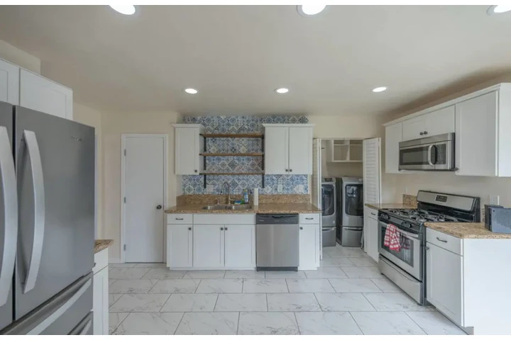$2235 : Available 3Bed 2Bat in LA image 3