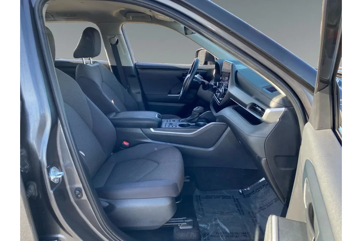 $38257 : Toyota Highlander 2024 AWD L image 9