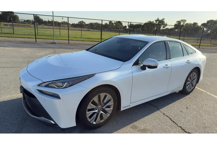$5700 : 2023 TOYOTA MARAI XLE image 1
