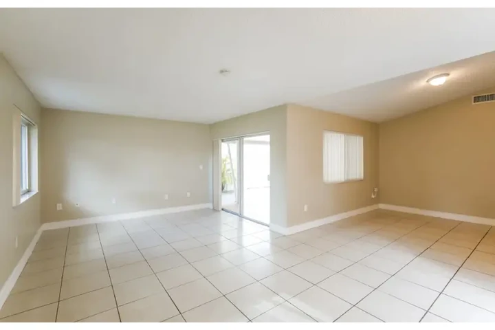 $2400 : 3 Bed 2 bath Home in south LA image 2