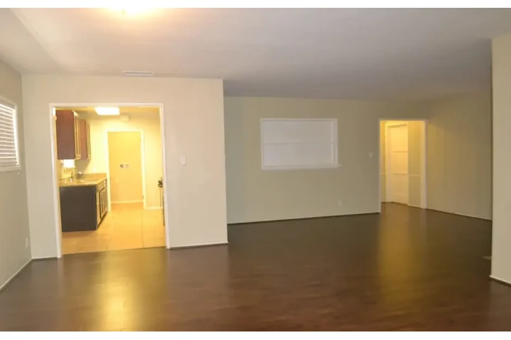 $2100 : Available 2Bed 2Bat in LA image 2
