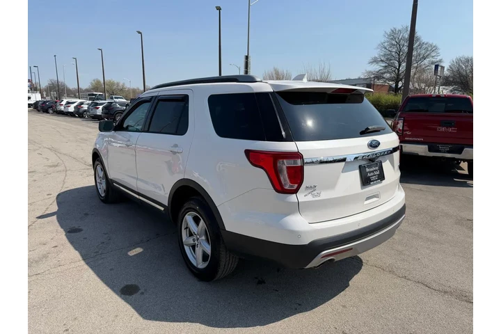 2016 Explorer XLT image 4