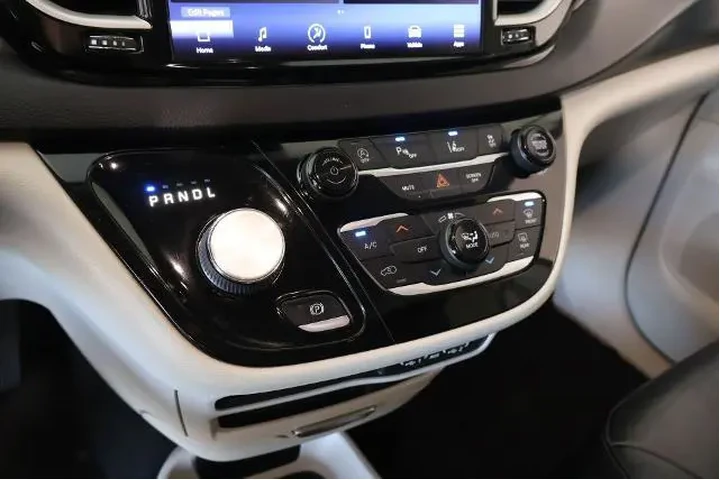 $21736 : Chrysler Pacifica 2022 Touri image 8