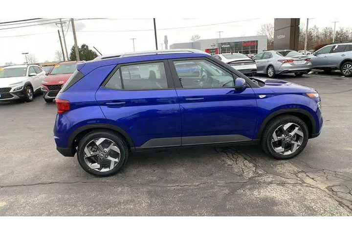 $18990 : Hyundai VENUE 2023 SEL 4dr C image 6