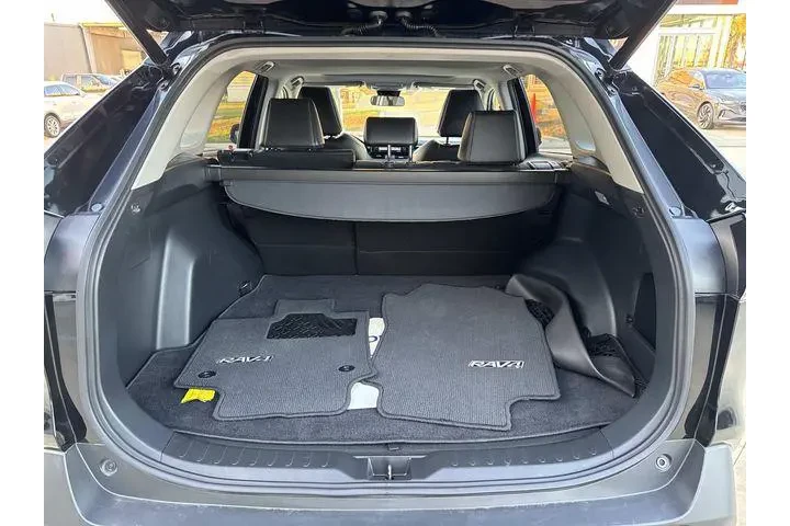 $24880 : Toyota RAV4 2021 XLE Premium image 9