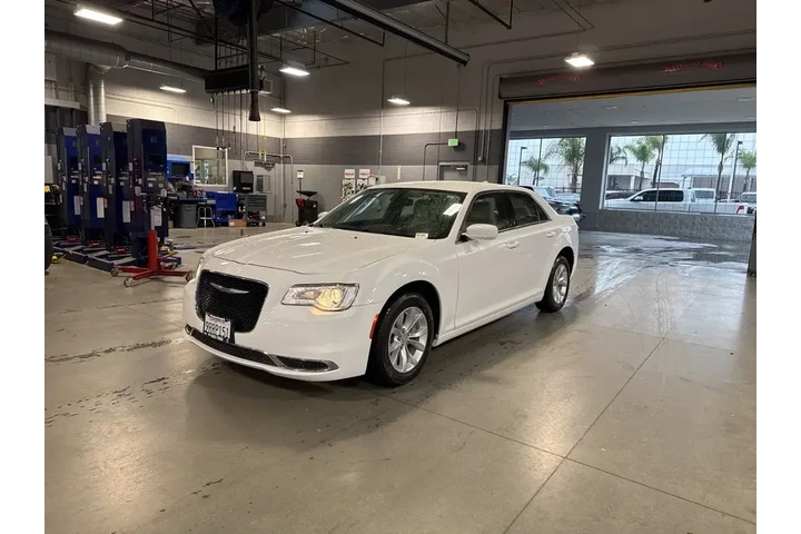 $28998 : Chrysler 300 2023 Touring 4d image 4