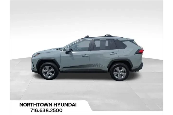 $30900 : Toyota RAV4 2022 AWD XLE 4dr image 2