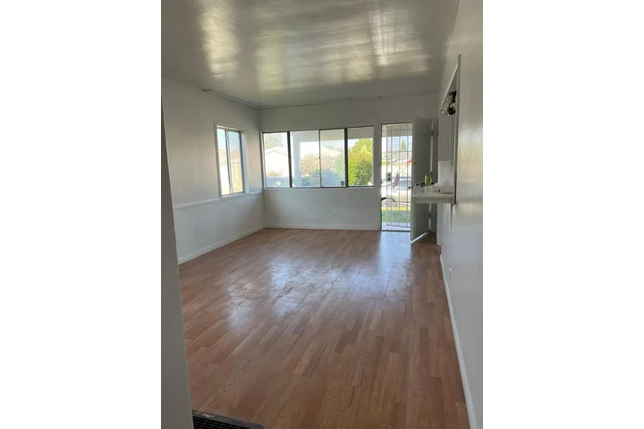 $1200 : Norwalk - Single Family Home image 3