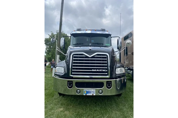$3500 : Mack Truck  for rent /sale image 1