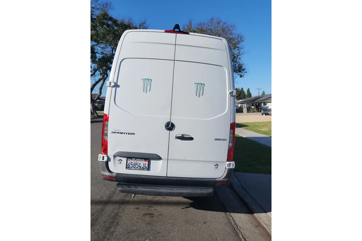 $21000 : 2021 Mercedes Cargo image 3