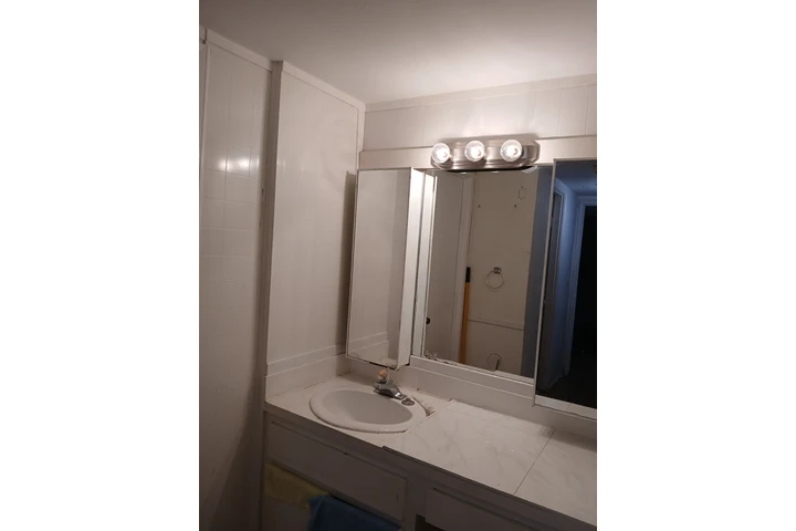 $750 : Rento cuarto a dama image 8