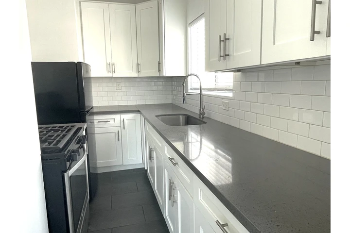 $1325 : Renovated Studio Apts image 2