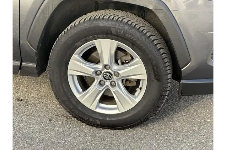 $17995 : Toyota RAV4 2021 AWD XLE 4dr image 10