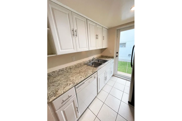 $900 : Freshly painted Great location image 7