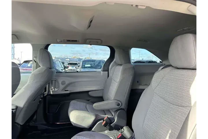 $32959 : Toyota Sienna 2021 LE 8-Pass image 9