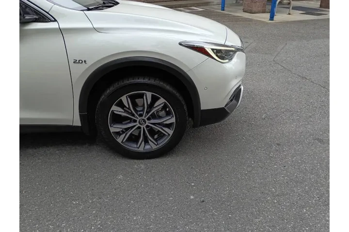 $10900 : 2017 QX30 Premium image 10