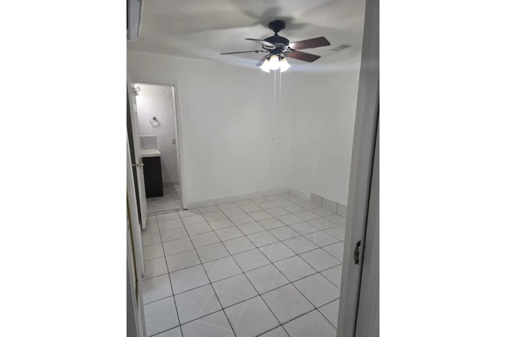 $1500 : Efficiency -Miami/Westchester image 5