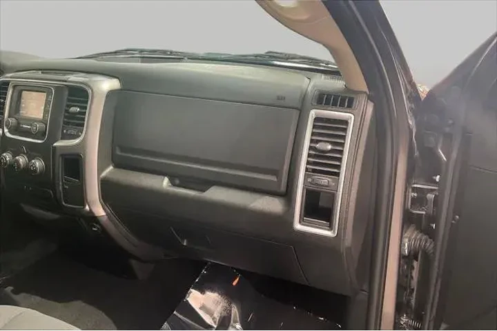 $27621 : Ram 1500 Classic 2024 4x4 SL image 2