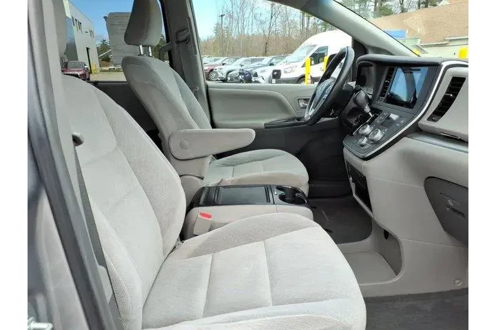 $12999 : Toyota Sienna 2015 AWD LE 7- image 6