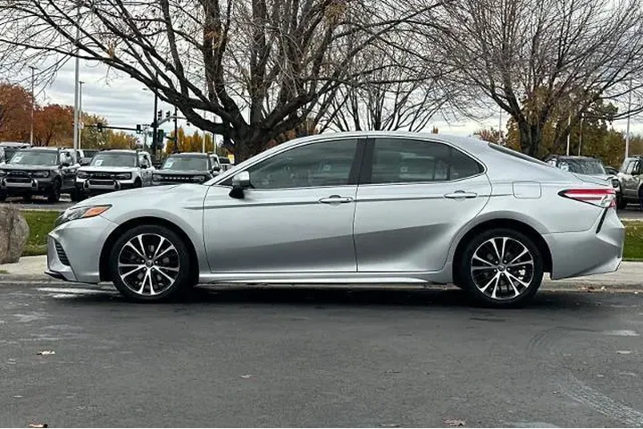 $15995 : Toyota Camry 2020 SE 4dr Sed image 5