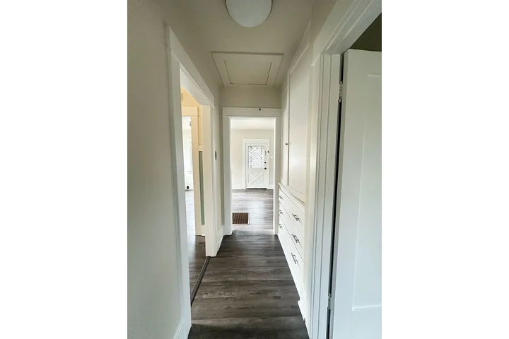 $800 : Charming Detached Cottage ! image 8