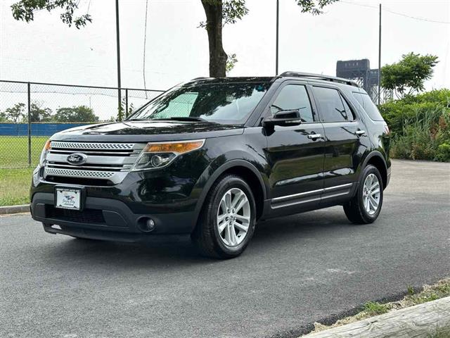 2013 Explorer XLT image 3