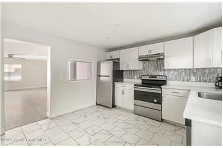 $1050 : Rental property with 2 bedro image 8