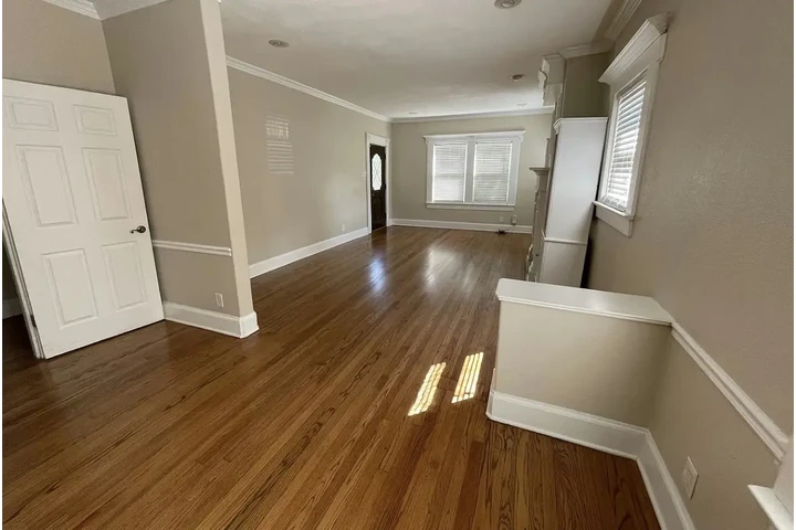 $900 : Beautiful hardwood floor home image 2
