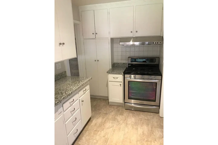 $800 : Updated 2 bedroom / 1 bath ! image 6