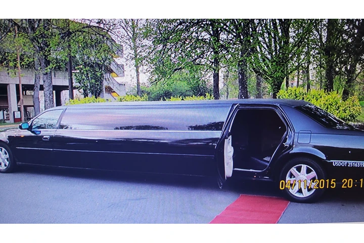 $9000 : Cadillac Limousine DTS 12 pass image 4