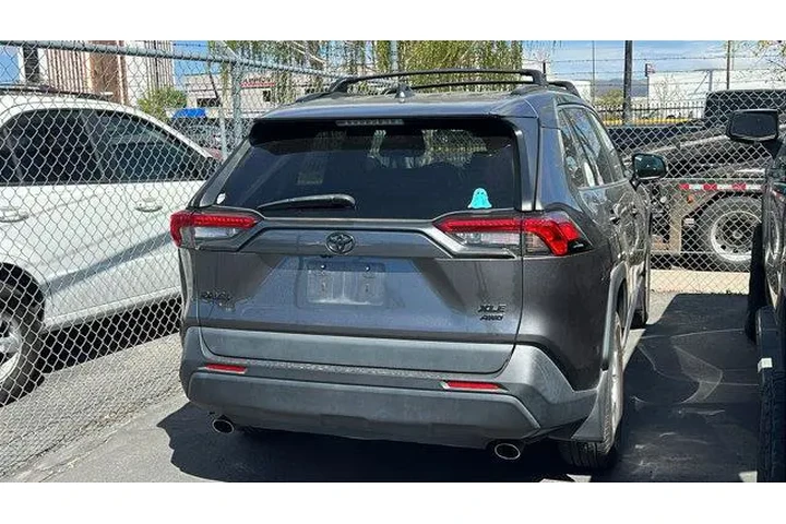 $29984 : Toyota RAV4 2021 AWD XLE 4dr image 2