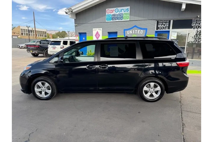 2017 Sienna LE 8-Passenger image 8