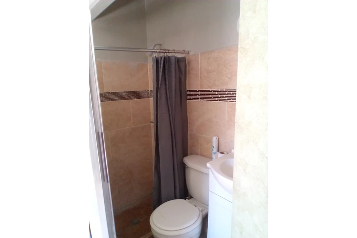 $690 : Rento cuarto independiente image 4