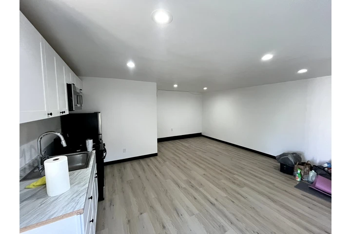 $650 : Se renta cuarto para una mujer image 3