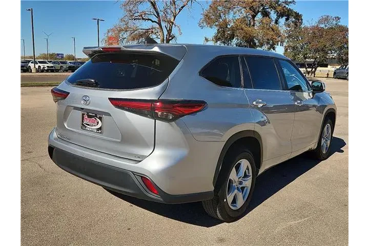 $32995 : Toyota Highlander 2023 LE 4d image 4