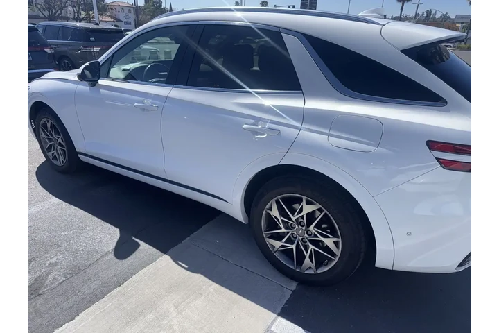 $30900 : Genesis GV70 2022 AWD 2.5T S image 6