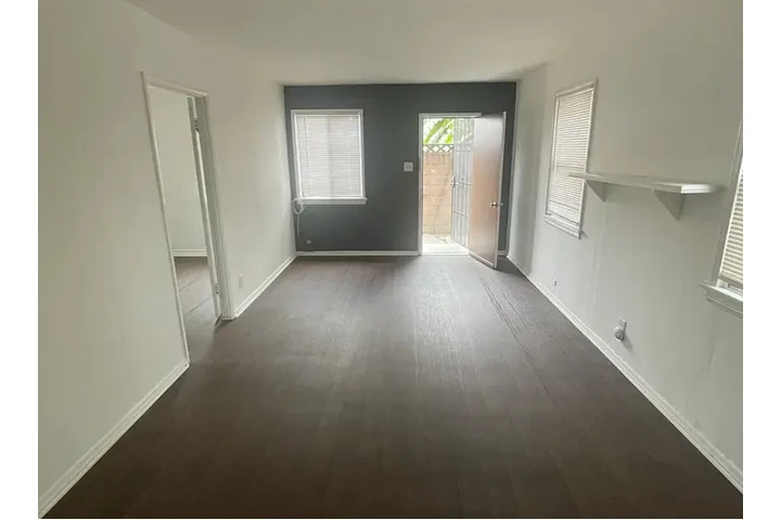 $1000 : Rosecrans Ave, Paramount, CA image 1
