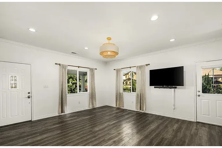 $2300 : HOUSE FOR RENT IN LOS ANGELES image 6