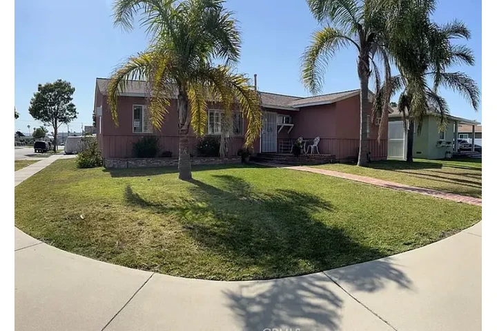 $2090 : 4 bedroom, 2 full bath, CORNE image 1