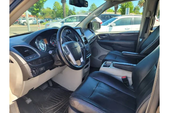 $7950 : 2014 Town and Country Touring image 7