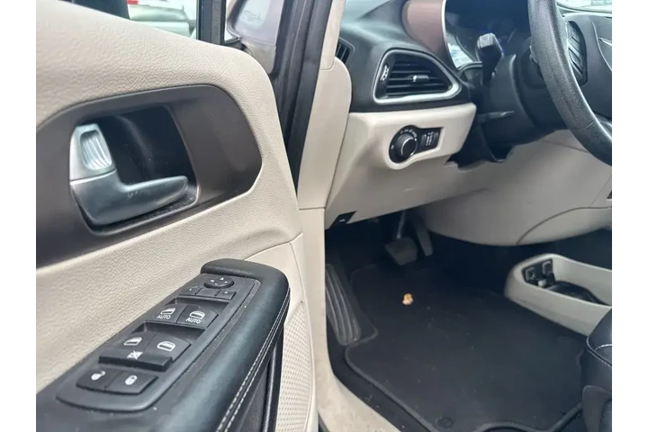 $15500 : Chrysler Voyager 2020 LXi 4d image 9