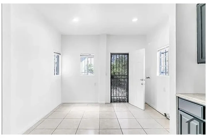 $2155 : 2 Bed Apartment in koreatown image 9