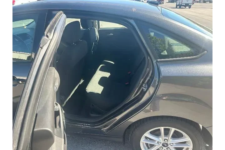 $9990 : Ford Focus 2018 SE 4dr Sedan image 8